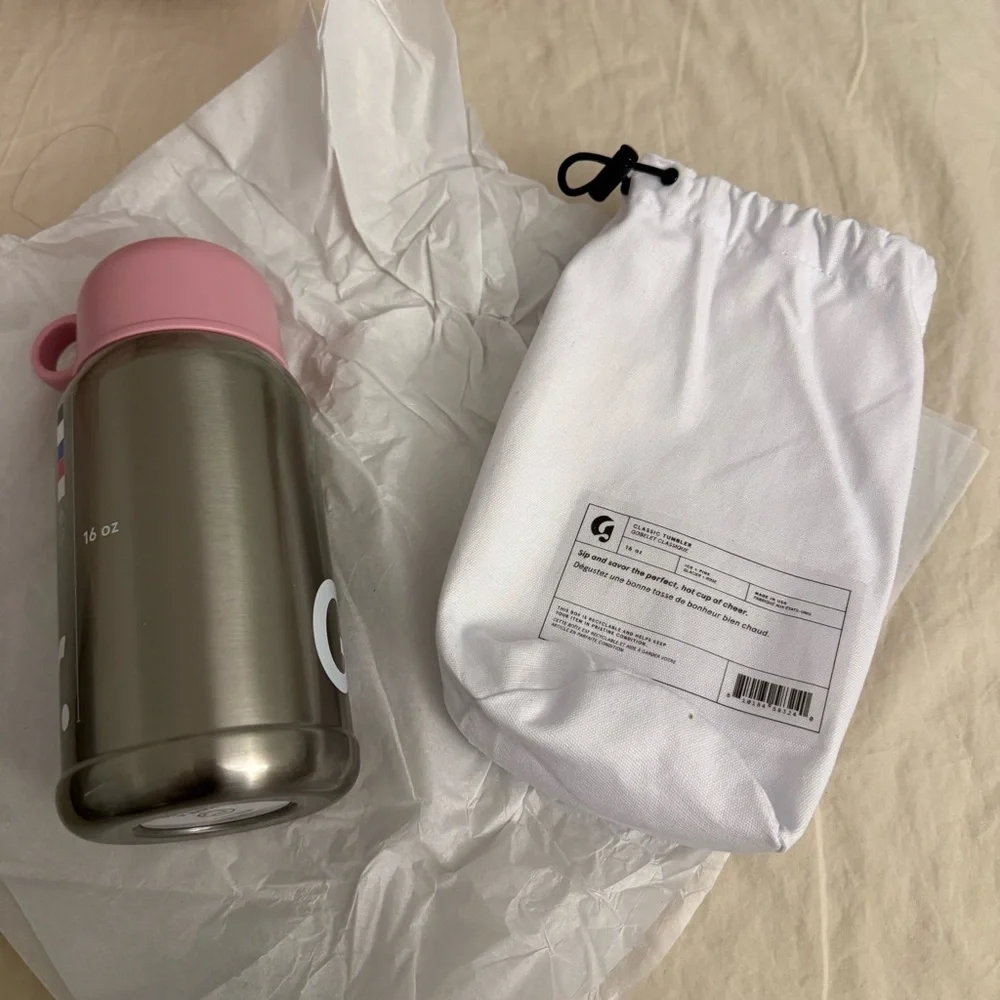 Limited edition sold out glossier holiday tumbler 2025 version - Picture 4 of 5
